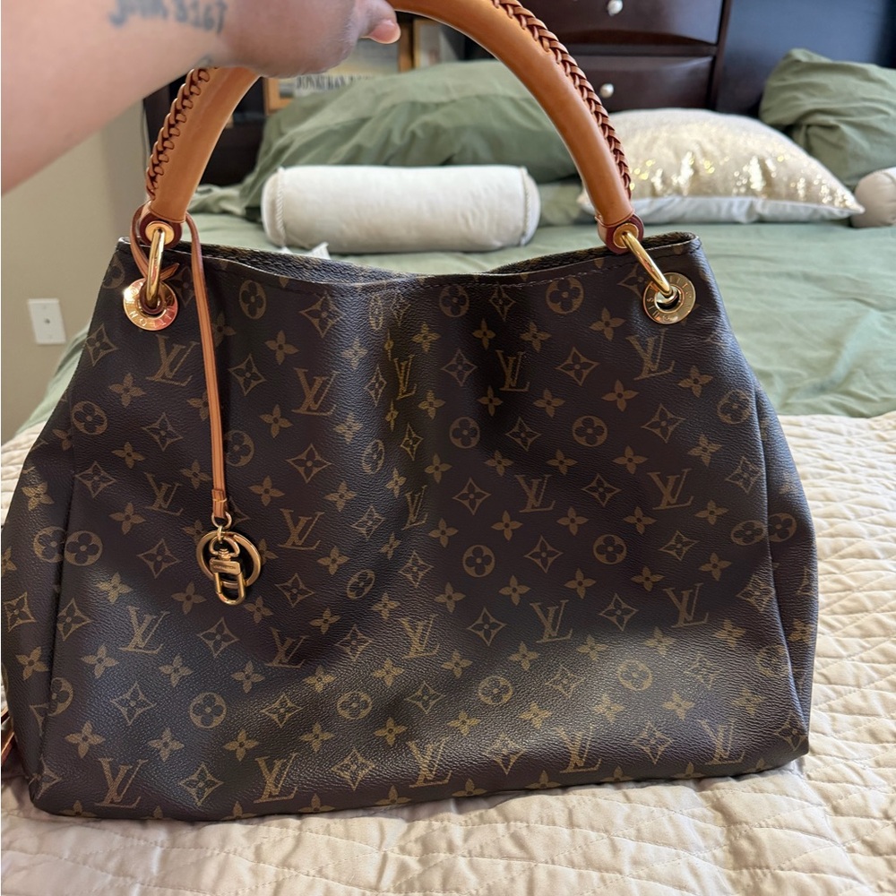 Louis Vuitton Monogram Artsy GM Bag